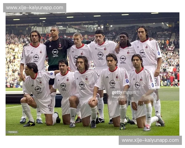 欧冠巅峰对决：当“白衣军团”遇上“蓝黑军团”，伯纳乌的星光与亚平宁的坚韧谁能问鼎？